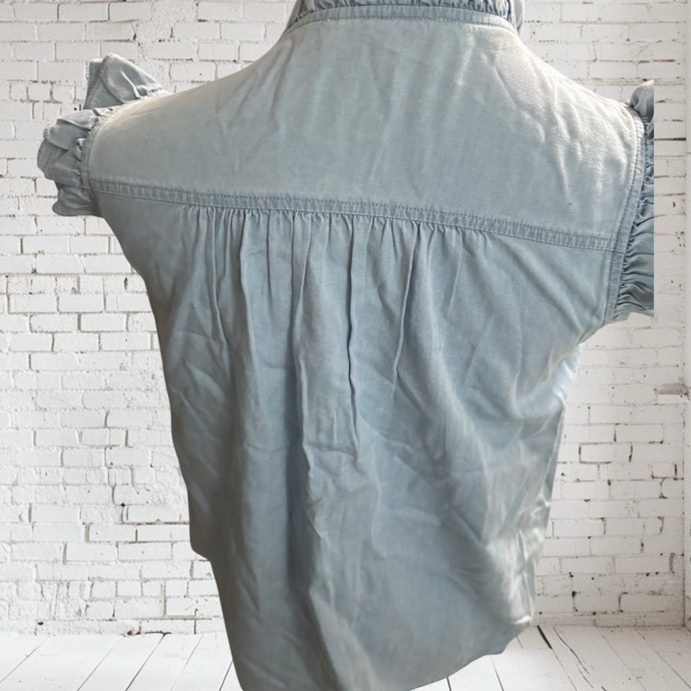 Doe & Rae Chambray Ruffle Top Sz S NWOT | Sleeveless Boutique Denim Blouse - Picture 3 of 6